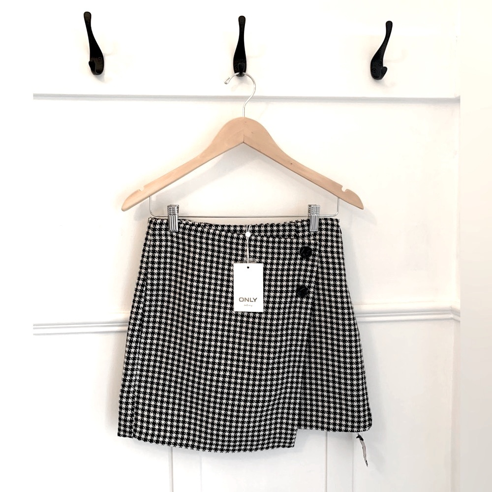 NWT Stunning Houndstooth skirt with buttons - Black and White